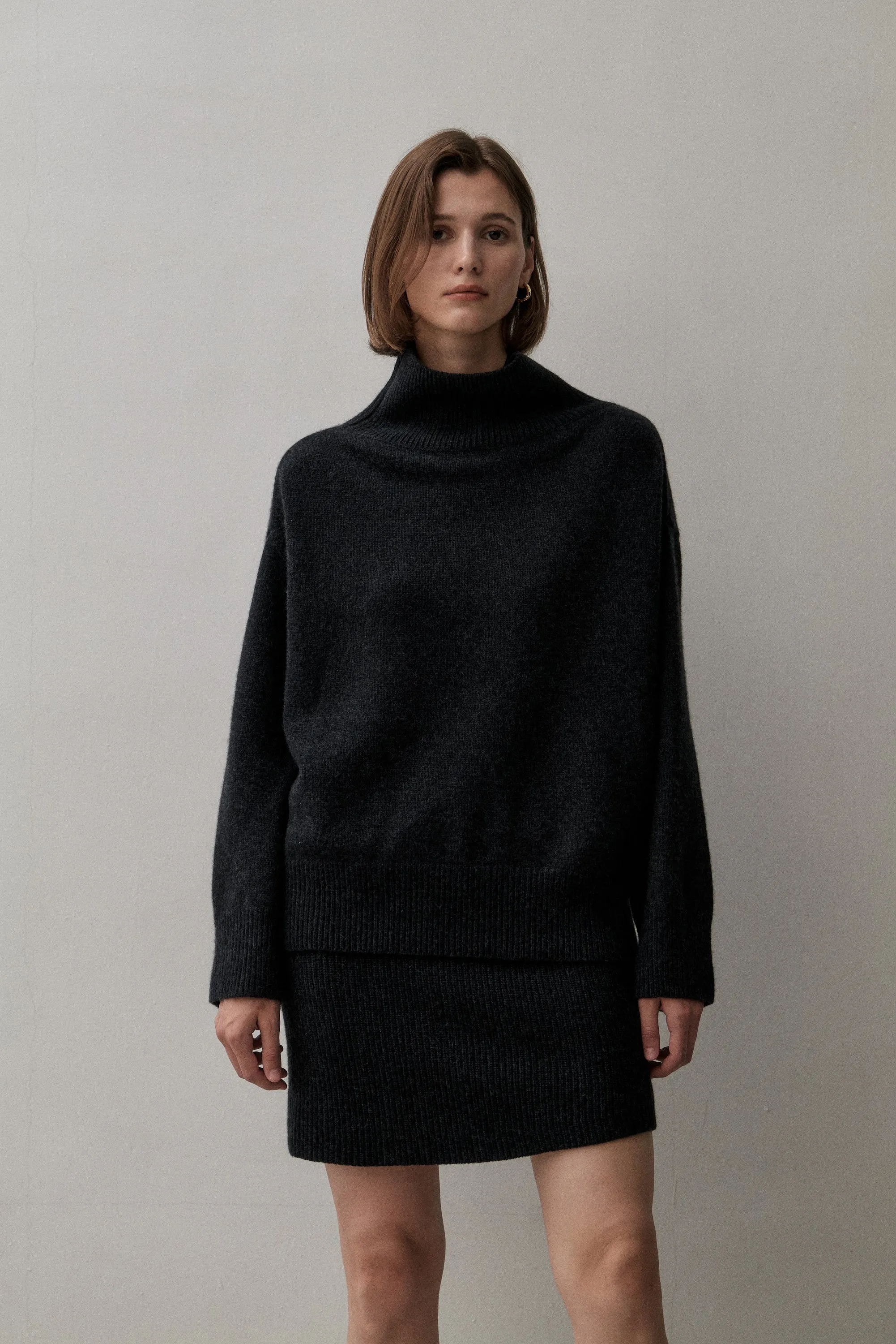 THE CLASSIC TURTLENECK - CHARCOAL